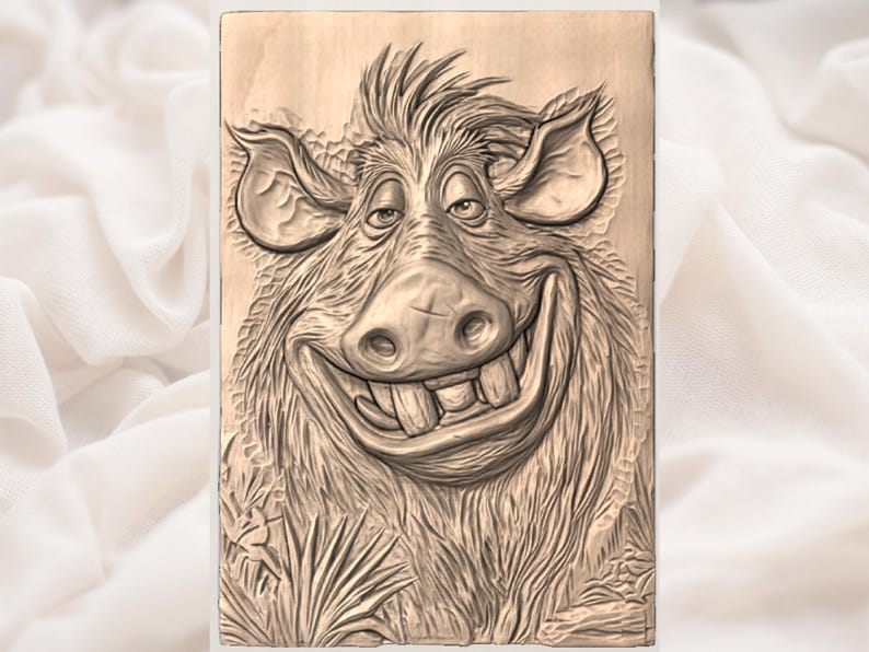 K&ouml;nnte beinhalten: Detaillierte Holzschnitzerei eines grinsenden, cartoonartigen Wildschweins mit gro&szlig;en Hauern und ausdrucksstarken Augen. Die Schnitzerei ist in Braunt&ouml;nen gehalten und weist komplizierte Texturen auf, die ihr ein dreidimensionales Aussehen verleihen. Das Fell und die Gesichtsz&uuml;ge des Wildschweins sind sorgf&auml;ltig geschnitzt.