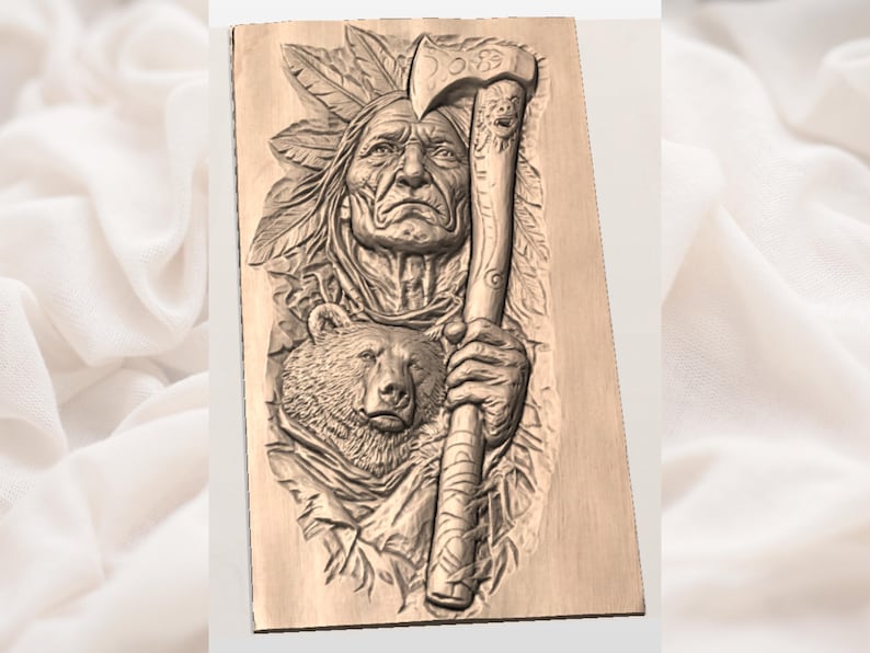 Op de afbeelding: Een gedetailleerde houten gravure toont een indiaanse stamhoofd met een gevederde hoofdtooi, een beer en een bijl. De gravure is in bruin- en beigetinten, met ingewikkelde details. De bijl wordt in de hand van het stamhoofd gehouden.