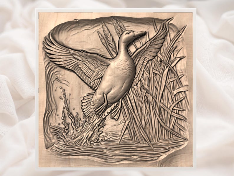 K&ouml;nnte beinhalten: Detaillierte Holzschnitzerei einer Ente im Flug, mit ausgebreiteten Fl&uuml;geln, &uuml;ber Wasser. Das Kunstwerk zeigt Schilf und Wasserspritzer, alles in einem quadratischen Rahmen. Die Ente ist der Mittelpunkt, mit detaillierten Feder- und Wasserdetails.