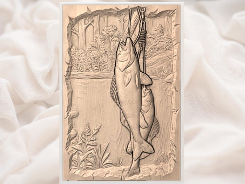 Puede incluir: Talla en relieve de madera que representa dos peces colgados de una cuerda sobre un fondo de bosque y agua. La talla es en tonos marrones y beige, con texturas detalladas.