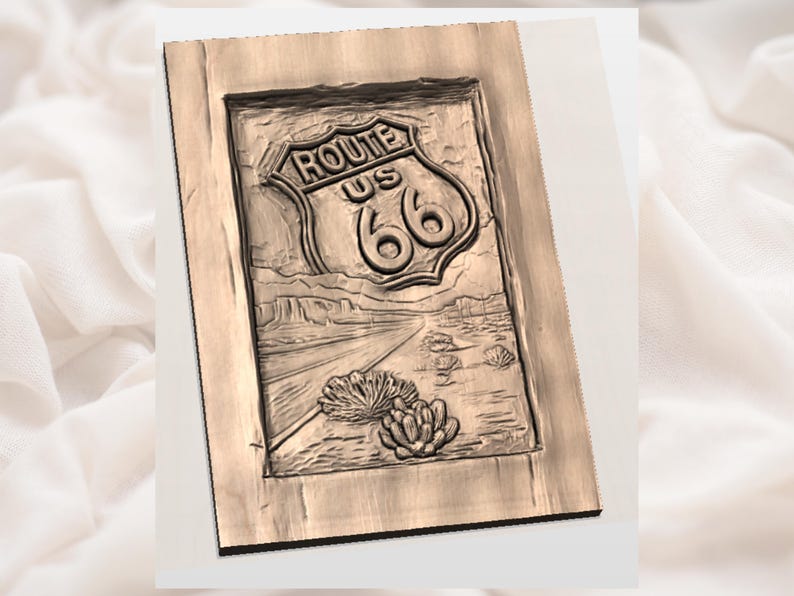K&ouml;nnte beinhalten: Holztafel mit einer geschnitzten Darstellung des Route 66-Schildes, einschlie&szlig;lich der Worte "ROUTE US 66" und einer W&uuml;stenlandschaft. Das Kunstwerk zeigt eine Stra&szlig;e, Berge und W&uuml;stenpflanzen. Die Tafel ist in hellbraunem Holz gerahmt.