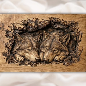 Könnte beinhalten: Holzreliefschnitzerei mit zwei Wölfen, die sich aneinander kuscheln. Die detaillierte Schnitzerei zeigt die Fellstruktur und Gesichtszüge der Wölfe. Das Kunstwerk ist in einem rustikalen, strukturierten Rahmen eingefasst.