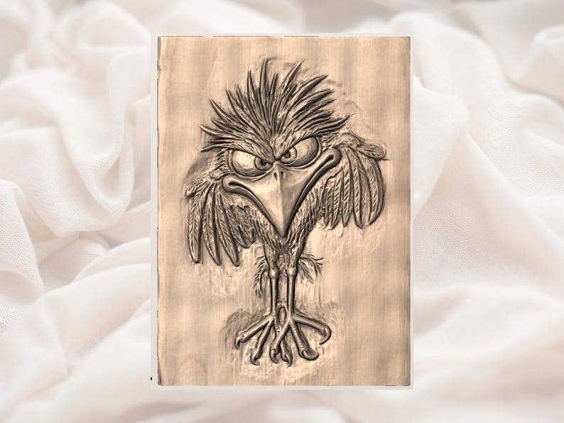 Op de afbeelding: Een gedetailleerde, sepia-getinte reli&euml;fsnede van een boze tekenfilmvogel met grote ogen en stekelige veren. De vogel is afgebeeld met zijn vleugels iets gespreid en zijn snavel open. De snede staat op een rechthoekige houten plaat.