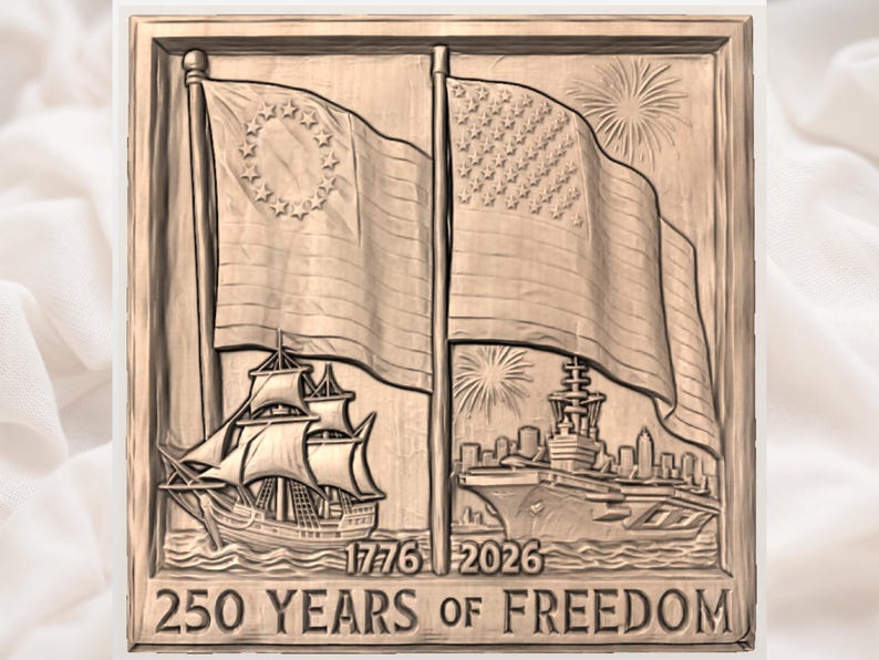 K&ouml;nnte beinhalten: Ein Holzrelief mit zwei amerikanischen Flaggen, einem Segelschiff und einem modernen Kriegsschiff. Der Text "1776-2026" und "250 YEARS OF FREEDOM" sind unten eingraviert. Die Flaggen wehen im Wind.