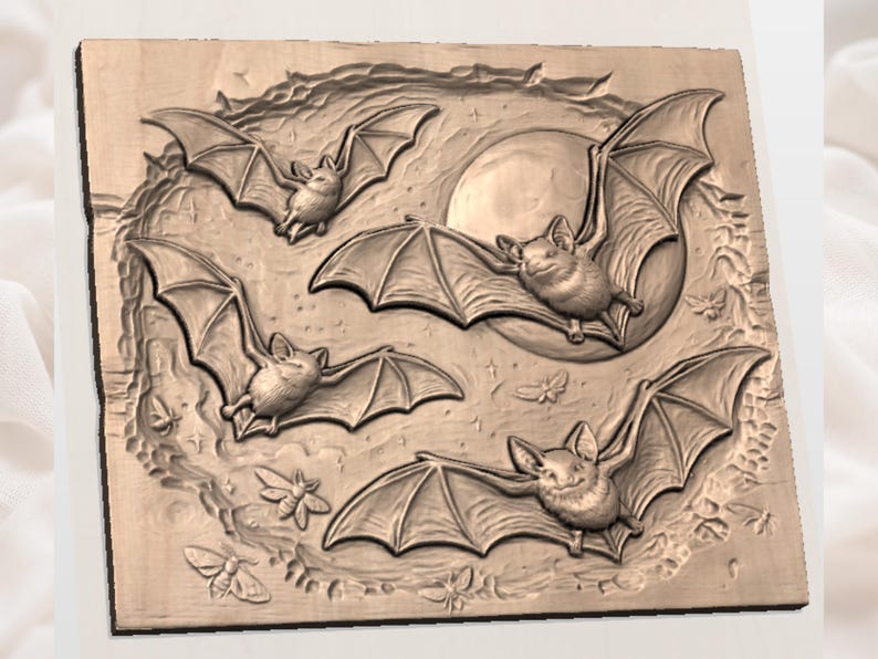 Puede incluir: Un relieve de madera que representa cinco murci&eacute;lagos en vuelo, con una luna llena de fondo. Los murci&eacute;lagos est&aacute;n intrincadamente detallados, con alas extendidas y rasgos faciales visibles. El relieve tambi&eacute;n incluye polillas y estrellas.