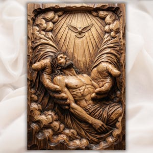 Puede incluir: Una talla de madera detallada representa una escena religiosa. La figura central es un hombre con pelo largo, acostado, sostenido por dos manos grandes. Arriba, una paloma está tallada dentro de un sol. La talla es en tonos marrones, con detalles intrincados.