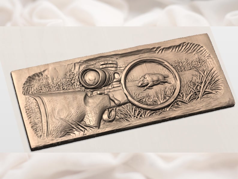Peut inclure: Sculpture en relief de couleur bronze, de forme rectangulaire, repr&eacute;sentant une sc&egrave;ne de chasse. La sculpture repr&eacute;sente un fusil avec une lunette, un sanglier dans la lunette et de hautes herbes. L'arri&egrave;re-plan montre un paysage avec des arbres et des collines.