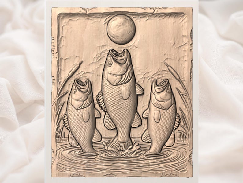 Puede incluir: Un relieve de madera tallada que representa tres peces saltando del agua, con una luna llena encima. Los peces est&aacute;n detallados con escamas y aletas, sobre un fondo de juncos y ondas de agua. La obra de arte est&aacute; enmarcada.