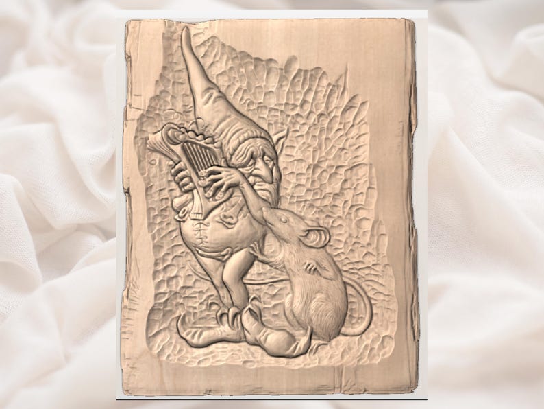 Op de afbeelding: Een gebeeldhouwd houten reli&euml;f dat een grillige sc&egrave;ne uitbeeldt. Een kabouterachtig figuur bespeelt een harp, in interactie met een grote rat. De gravure is gedetailleerd, met getextureerde oppervlakken en een natuurlijke houttint.