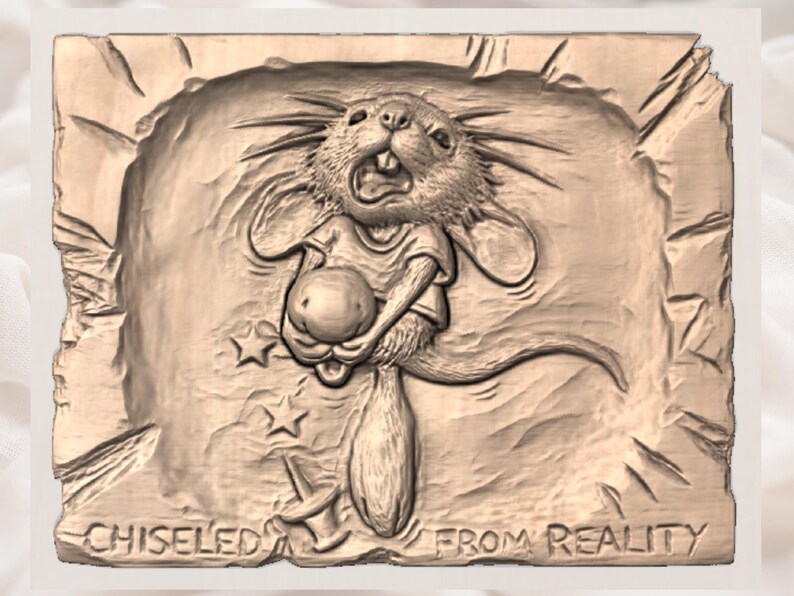 Op de afbeelding: Een reli&euml;fsculptuur van een muis die een bol vasthoudt, met de tekst "Chiseled From Reality". De muis draagt een shirt en heeft een verbaasde uitdrukking. Twee sterren zijn ook in het reli&euml;f gebeeldhouwd.