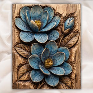 Può includere: Arte da parete in legno con fiori blu scolpiti con centri gialli e foglie marroni. I fiori sono ambientati su uno sfondo di legno strutturato. L'opera d'arte ha un effetto tridimensionale, creando un pezzo visivamente accattivante.