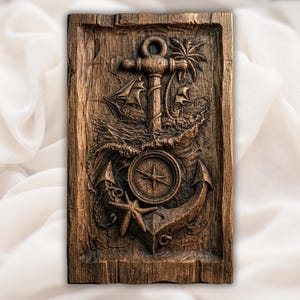 Könnte beinhalten: Eine rechteckige Holzskulptur mit nautischen Elementen. Das Design umfasst einen Anker, einen Kompass, einen Seestern und Segelschiffe. Die Schnitzerei ist in Brauntönen gehalten und hat ein rustikales, strukturiertes Aussehen, was auf ein handgefertigtes Objekt hindeutet. Das Gesamtthema ist maritim.