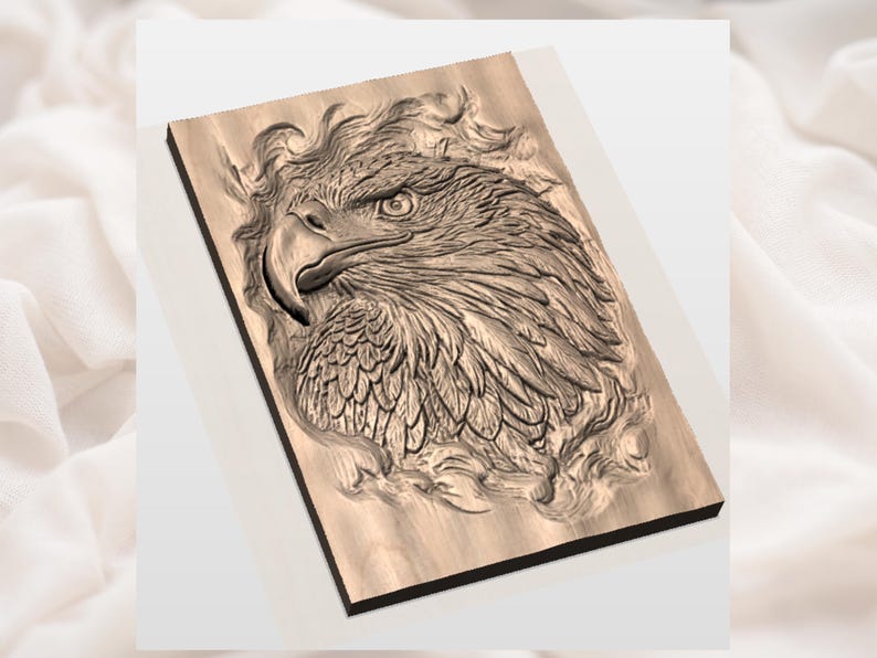 Peut inclure: Sculpture en bois d&eacute;taill&eacute;e d'une t&ecirc;te d'aigle, avec des d&eacute;tails complexes des plumes et du visage. L'&oelig;uvre est plac&eacute;e sur une plaque de bois rectangulaire avec une bordure sombre, cr&eacute;ant un contraste saisissant. Le regard de l'aigle est intense, et la sculpture est dans les tons bruns.