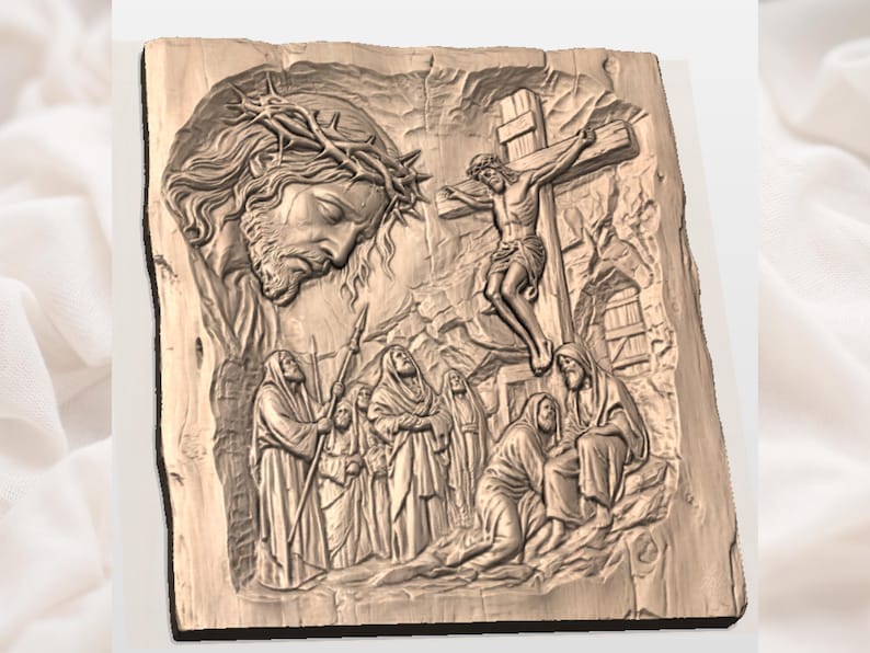 K&ouml;nnte beinhalten: Ein geschnitztes Holzrelief, das eine religi&ouml;se Szene darstellt. Das Kunstwerk zeigt eine detaillierte Darstellung von Jesus Christus mit einer Dornenkrone und der Kreuzigung. Figuren sind am Fu&szlig;e des Kreuzes dargestellt. Das Relief ist in Braunt&ouml;nen gehalten.