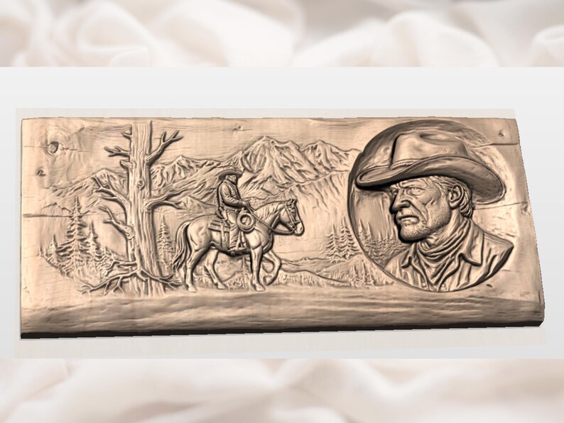 Pu&ograve; includere: Un'intaglio in rilievo in legno raffigurante un cowboy a cavallo in un paesaggio montuoso, con un ritratto di un cowboy con cappello a destra. L'intaglio &egrave; nei toni del marrone e del beige, con trame dettagliate.