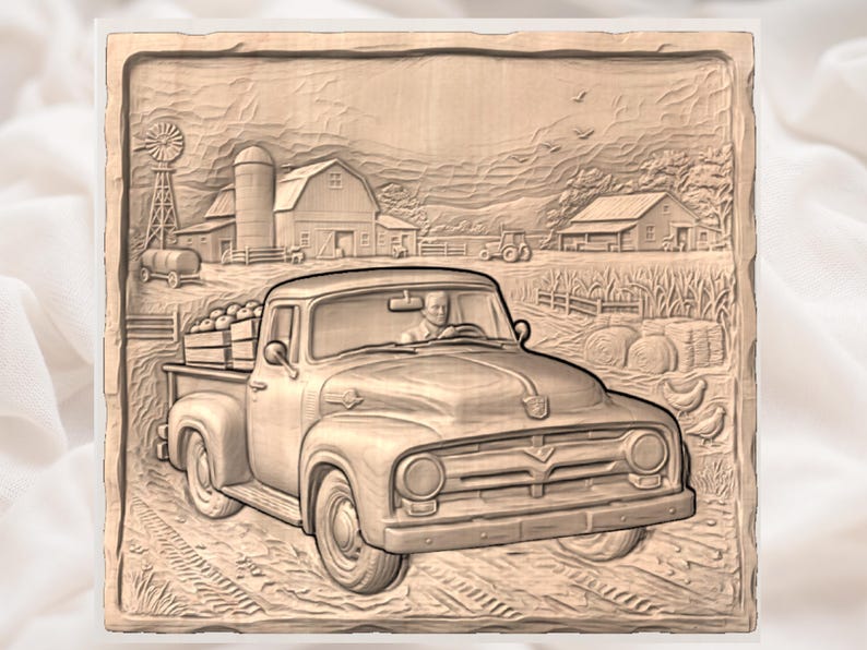 Op de afbeelding: Een gedetailleerde houtsnijwerk toont een landelijke boerderijsc&egrave;ne. Een vintage pick-up truck is geladen met producten, langs een schuur, silo en windmolen. Het reli&euml;fsnijwerk is in bruin- en beigetinten, met een getextureerd oppervlak.