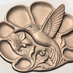 K&ouml;nnte beinhalten: Ein hellbraunes, geschnitztes Holztablett mit einem Reliefdesign eines fliegenden Kolibris &uuml;ber einer Blume. Das Tablett hat einen gewellten Rand mit acht abgerundeten, vertieften F&auml;chern, die das zentrale Vogel- und Blumenmotiv umgeben.