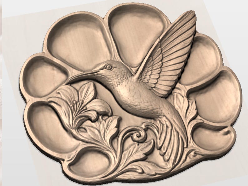 K&ouml;nnte beinhalten: Ein hellbraunes, geschnitztes Holztablett mit einem Reliefdesign eines fliegenden Kolibris &uuml;ber einer Blume. Das Tablett hat einen gewellten Rand mit acht abgerundeten, vertieften F&auml;chern, die das zentrale Vogel- und Blumenmotiv umgeben.