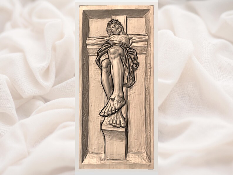 K&ouml;nnte beinhalten: Eine detaillierte Reliefschnitzerei einer Figur am Kreuz, die eine religi&ouml;se Szene darstellt. Die Figur tr&auml;gt eine Dornenkrone und ist in Stoff geh&uuml;llt. Die Schnitzerei befindet sich in einem rechteckigen Rahmen mit neutraler Farbpalette.