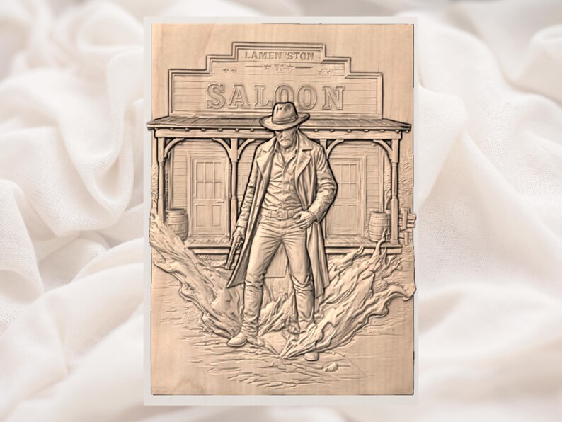 Puede incluir: Talla de madera de un vaquero frente a un saloon. La palabra "SALOON" est&aacute; tallada sobre la entrada. El vaquero sostiene una pistola y lleva sombrero y abrigo largo. La talla es en tonos marrones.