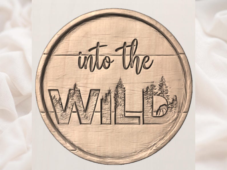 Op de afbeelding: Een rond houten bord met de gegraveerde tekst "into the wild". De tekst is in een gestileerd lettertype, met het woord "wild" met een bos en berensilhouet. Het bord heeft een natuurlijke houtnerf.