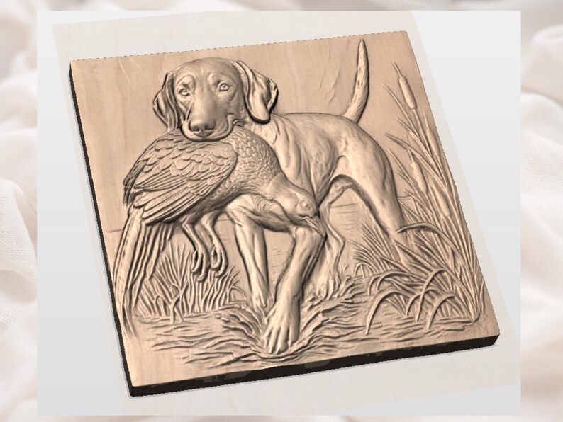 Puede incluir: Un relieve de madera de un perro sosteniendo un p&aacute;jaro en la boca. El perro est&aacute; de pie en hierba alta, y el relieve est&aacute; sobre una placa de madera cuadrada. La obra de arte es detallada y muestra el pelaje del perro y las plumas del p&aacute;jaro.