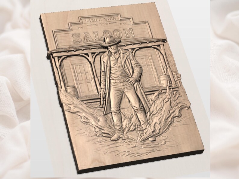 Puede incluir: Talla en relieve de madera que representa a un vaquero frente a un saloon. La talla presenta la palabra "SALOON" sobre la entrada, un vaquero con sombrero y pistola, y texturas detalladas.