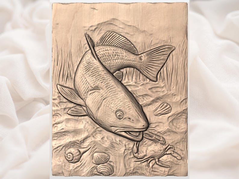 K&ouml;nnte beinhalten: Eine detaillierte Reliefschnitzerei auf einer Holzplatte mit zwei Fischen, einer Krabbe und Muscheln. Die Fische stehen im Mittelpunkt, mit komplizierten Details in ihren Schuppen und Flossen. Die Krabbe und die Muscheln tragen zum maritimen Thema bei.