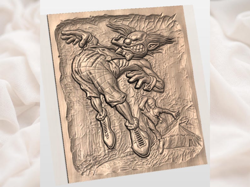 Pu&ograve; includere: Un rilievo in legno intagliato raffigurante un clown minaccioso con pantaloni a scacchi, un sorriso sinistro e capelli selvaggi. L'opera d'arte include una figura pi&ugrave; piccola e un tendone da circo, il tutto intagliato in 3D.