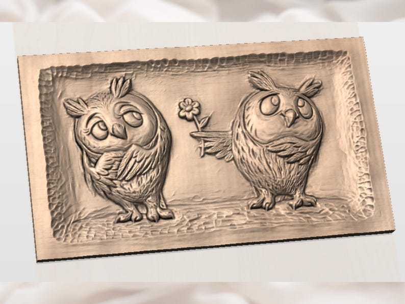 Puede incluir: Un relieve de madera que representa dos b&uacute;hos de dibujos animados. Un b&uacute;ho ofrece una flor al otro. El relieve est&aacute; enmarcado en un marco rectangular con un borde texturizado. Los b&uacute;hos tienen ojos grandes y plumas detalladas.