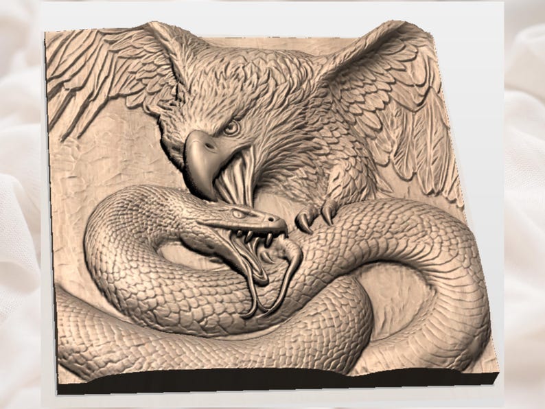 Puede incluir: Un detallado relieve tallado representa un &aacute;guila atacando a una serpiente. El &aacute;guila, con las alas extendidas, est&aacute; situada encima de la serpiente, con el pico abierto. La serpiente est&aacute; enroscada, con la boca abierta. El tallado es en tonos marrones.