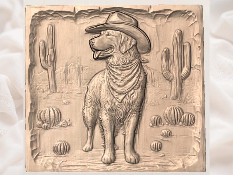 Op de afbeelding: Houten reli&euml;fsnijwerk van een Golden Retriever met een cowboyhoed en bandana, tegen een woestijnlandschap met cactussen en bergen. De hond is het centrale punt, met gedetailleerde vacht en expressie.