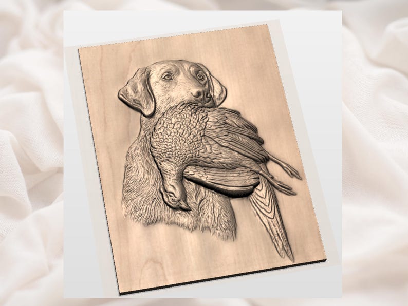 Pode incluir: Escultura em relevo em madeira que retrata um Labrador Retriever segurando um p&aacute;ssaro na boca. Os detalhes do c&atilde;o e do p&aacute;ssaro s&atilde;o finos. A obra de arte &eacute; montada em uma placa de madeira retangular.