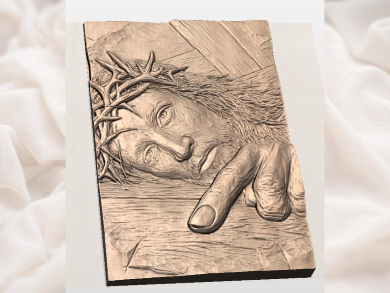 Peut inclure: Une sculpture en bois d&eacute;taill&eacute;e repr&eacute;sente une figure avec une couronne d'&eacute;pines, reposant sur une croix en bois. Le visage de la figure est visible, avec une main pointant vers le spectateur. La sculpture est dans des tons bruns.