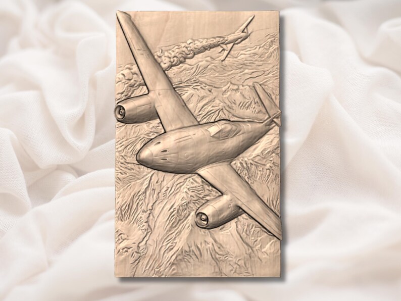 Puede incluir: Talla en relieve de madera de un avi&oacute;n a reacci&oacute;n vintage en vuelo sobre un paisaje monta&ntilde;oso. La obra de arte est&aacute; en tonos marrones y beige, con texturas detalladas. Otro avi&oacute;n es visible en el fondo, dejando una estela de humo.