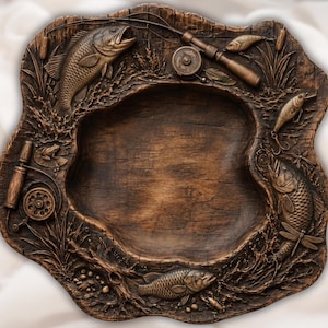Pode incluir: Uma bandeja decorativa castanho-escura de forma irregular com um relevo de equipamento de pesca e peixes. O design inclui duas canas de pesca, carretos, iscos, um sapo e vários peixes a nadar entre juncos e plantas aquáticas.