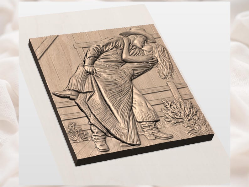 Puede incluir: Un relieve de madera representa una escena rom&aacute;ntica de un vaquero y una mujer abraz&aacute;ndose. El vaquero, con sombrero y botas, sostiene a la mujer mientras se inclinan para besarse. El relieve est&aacute; ambientado en un fondo de una valla de madera y follaje.