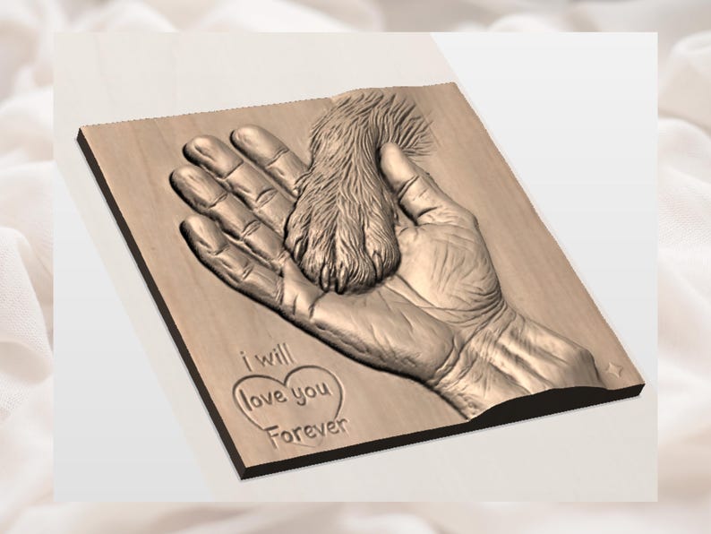 Może przedstawiać: Drewniana tablica z wyrzeźbioną dłonią trzymającą psią łapę. Pod spodem wygrawerowano słowa "I will love you Forever". Tablica jest w kolorze jasnobrązowym i ma efekt tr&oacute;jwymiarowy.