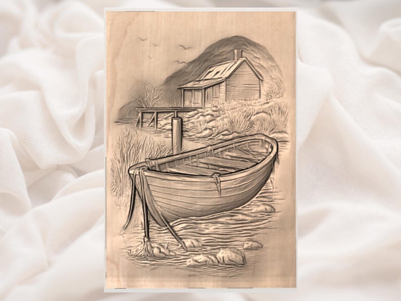Puede incluir: Una obra de arte de madera en tonos sepia que representa una escena costera serena. Un peque&ntilde;o bote de madera descansa en la orilla del agua, con una caba&ntilde;a r&uacute;stica y un muelle en el fondo. La obra evoca una sensaci&oacute;n de tranquilidad y naturaleza.
