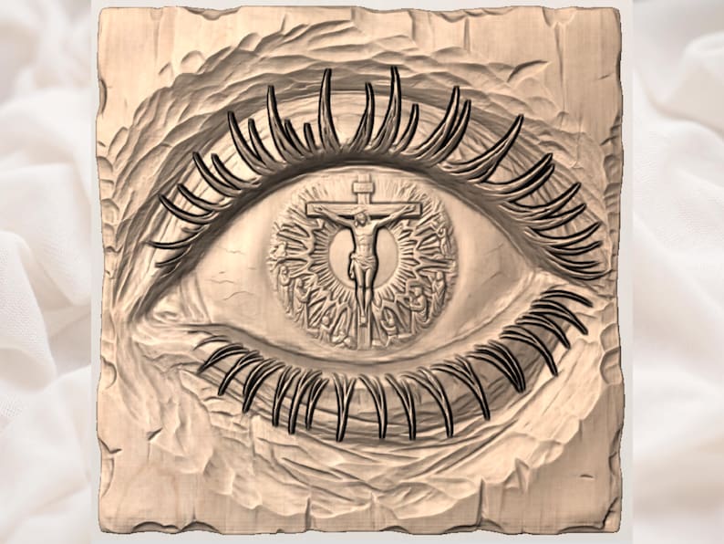 Op de afbeelding: Een gebeeldhouwd houten reli&euml;f dat een oog met gedetailleerde wimpers afbeeldt. De iris toont een centraal beeld van Jezus aan het kruis, omringd door figuren. Het kunstwerk is in bruin- en beigetinten, met ingewikkelde gesneden details.