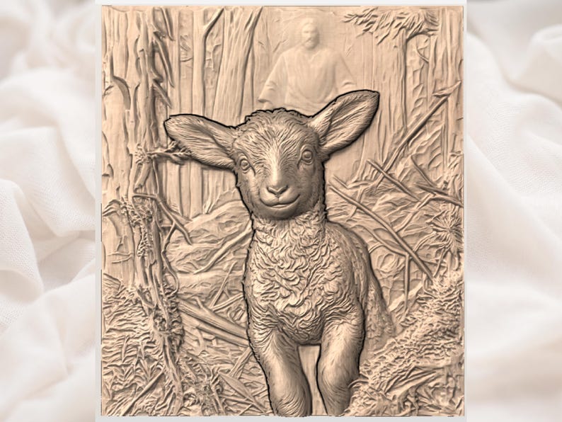 Puede incluir: Una talla en relieve detallada de un cordero en un entorno forestal. El cordero es el punto focal, con una expresi&oacute;n serena. El fondo presenta una figura y &aacute;rboles, todo renderizado en un tono c&aacute;lido y terroso.