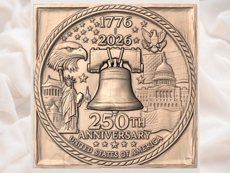 以下が含まれることがあります： アメリカ合衆国250周年を記念した、詳細な木彫り。自由の鐘、アメリカ国旗、国会議事堂、自由の女神像のデザインで、1776年と2026年の年号が刻まれています。