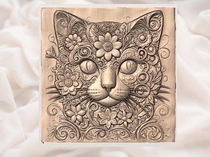 K&ouml;nnte beinhalten: Ein detailliertes Relief eines Katzenkopfes, verziert mit floralen und wirbelnden Mustern. Die Merkmale der Katze sind aufwendig geschnitzt. Das Kunstwerk ist in einem warmen, neutralen Ton gehalten, m&ouml;glicherweise Holz oder Stein, und quadratisch.