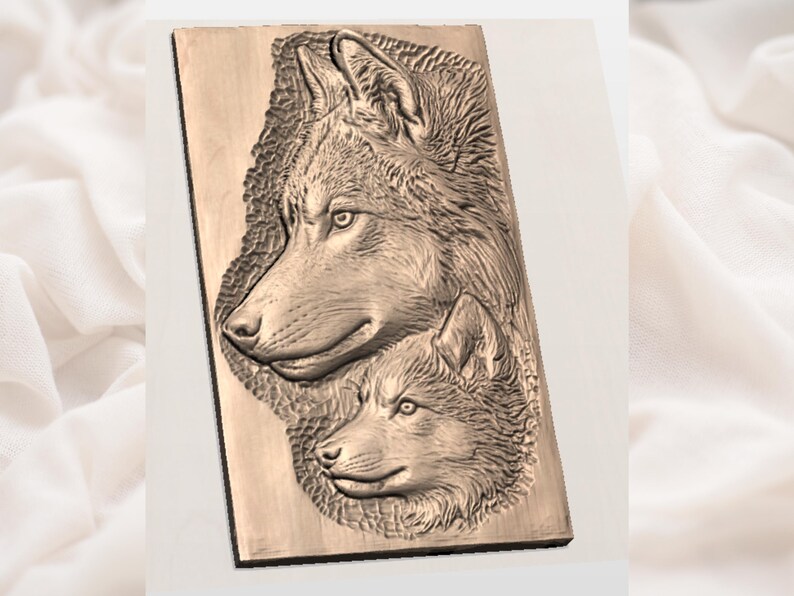 Peut inclure: Une sculpture en relief rectangulaire en bois repr&eacute;sentant deux loups. Le plus grand loup est au premier plan, avec la t&ecirc;te et le haut du corps visibles. Le plus petit loup est en dessous, avec sa t&ecirc;te et le haut du corps visibles. La sculpture est de couleur bois naturel.