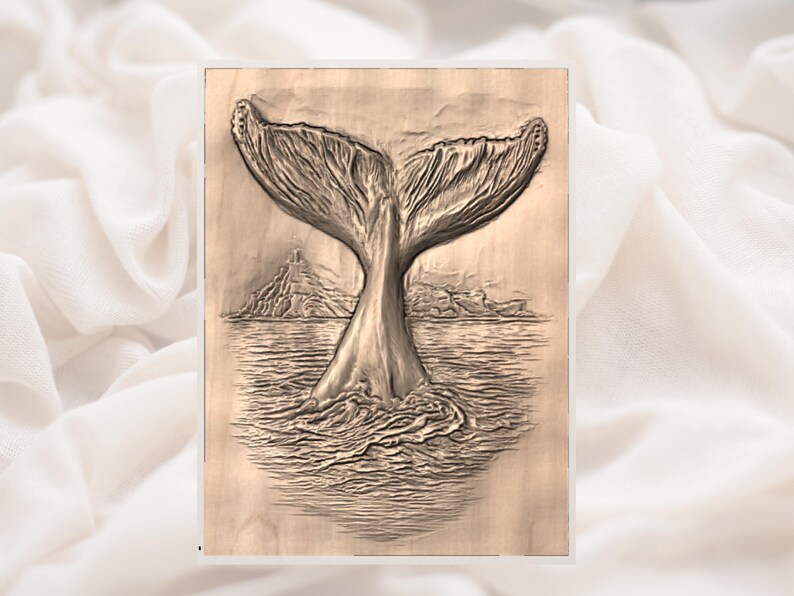Pu&ograve; includere: Intaglio in legno a rilievo di una coda di balena che emerge dall'oceano. L'opera raffigura la coda con una texture dettagliata, onde e un'isola lontana. Il pezzo &egrave; di colore legno naturale.