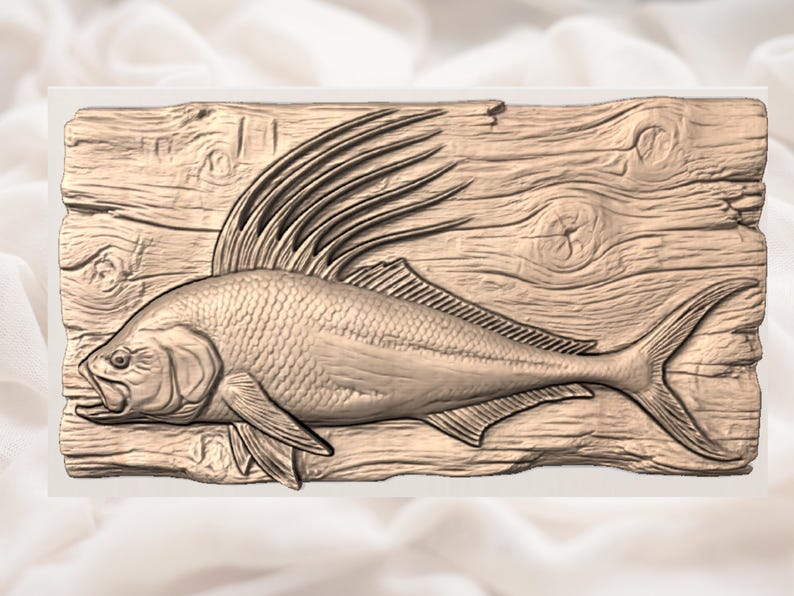 Puede incluir: Un detallado relieve de un pez con una gran aleta dorsal, escamas y cola bifurcada. El pez est&aacute; sobre un fondo de madera texturizada, mostrando la veta y los nudos de la madera. La obra de arte es en tonos marrones.