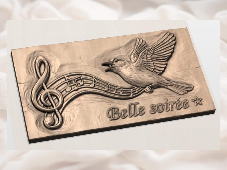 Puede incluir: Placa de madera con un dise&ntilde;o tallado que presenta un p&aacute;jaro en vuelo, notas musicales y una clave de sol. La frase "Belle soir&eacute;e" tambi&eacute;n est&aacute; tallada en la madera. La placa es de color madera natural.