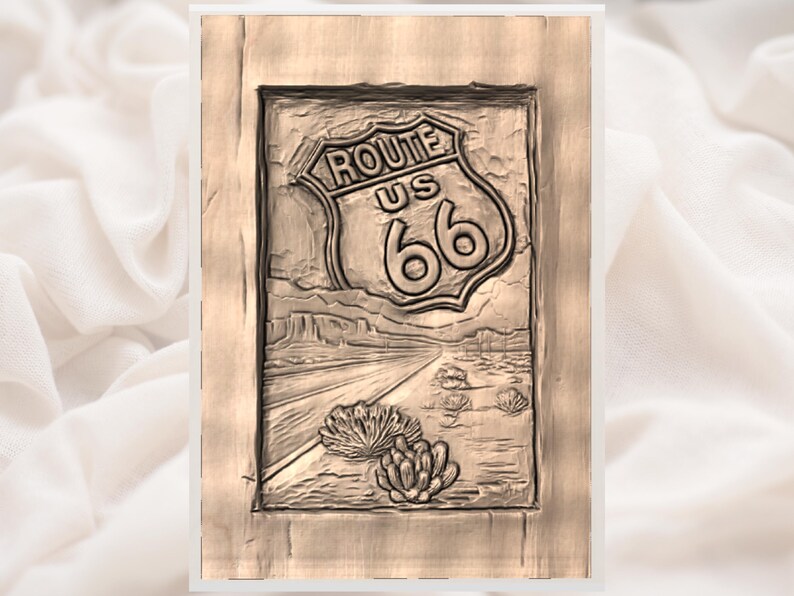 K&ouml;nnte beinhalten: Sepiafarbene Holzplakette mit einer geschnitzten Darstellung der Route 66. Das Design umfasst das ikonische schildf&ouml;rmige Schild mit "ROUTE US 66" und der Nummer 66, zusammen mit einer W&uuml;stenlandschaft und Kakteen.