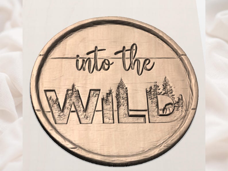 Op de afbeelding: Een ronde houten plaat met de tekst "into the WILD" erin gegraveerd. De tekst is in een gestileerd lettertype, met een bos- en berensilhouetontwerp. De plaat heeft een natuurlijke houtnerf.