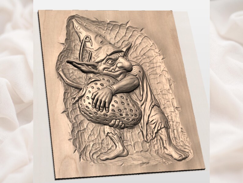 Puede incluir: Un relieve de madera representa una criatura caprichosa abrazando una gran fresa texturizada. La obra de arte presenta texturas detalladas y un tono de madera c&aacute;lido y natural, mostrando los brazos y las piernas de la figura. El fondo incluye un elemento espinoso en forma de hoja.